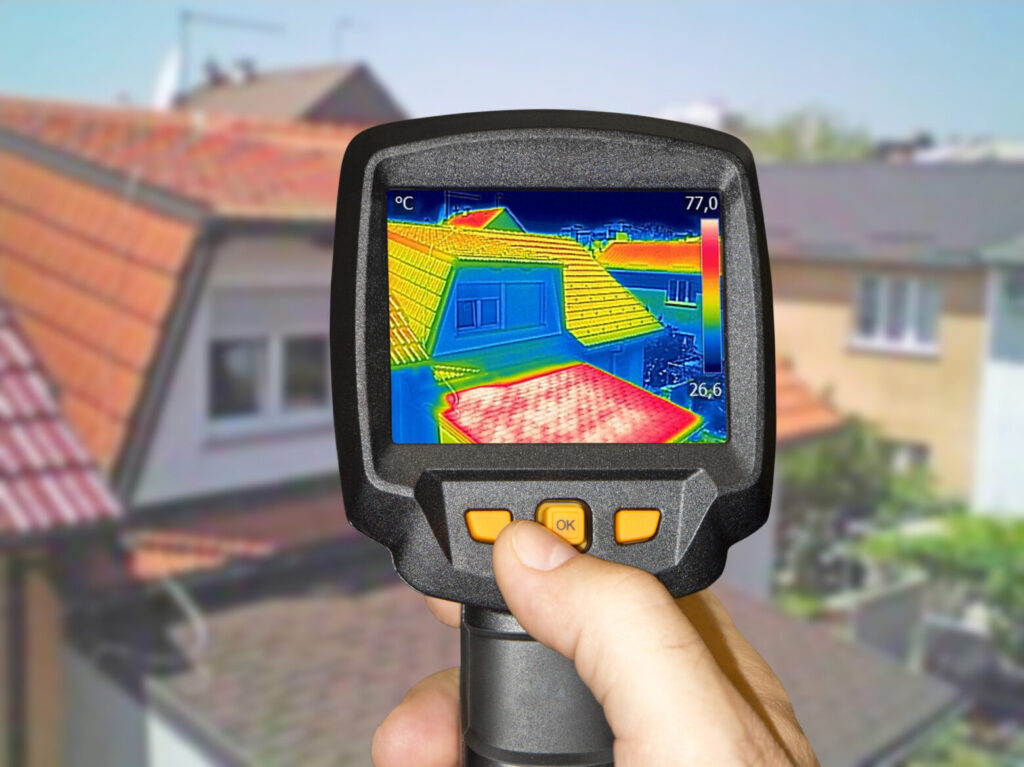 Recording Warmed roofs on family homes, with thermal camera